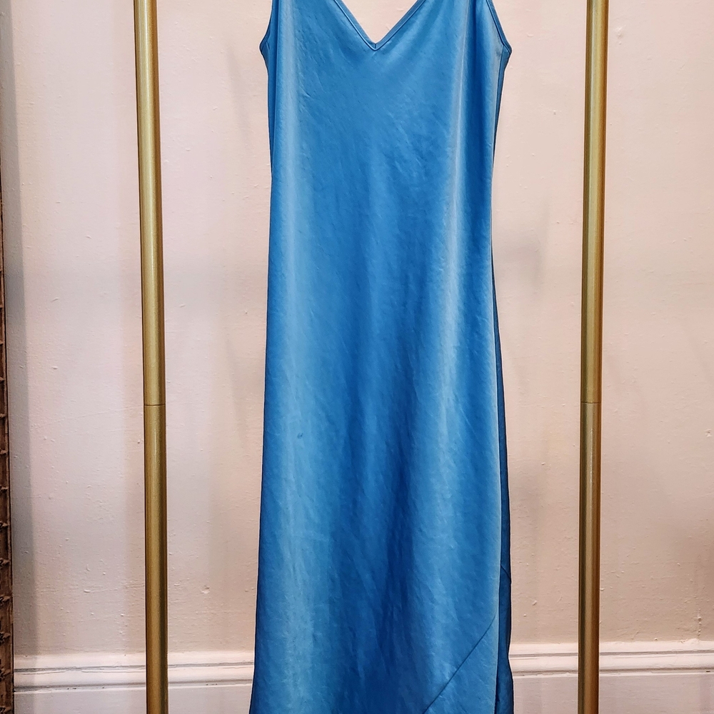 Aritzia Wilfred Blue Midi Dress with Elegant V-Neckline